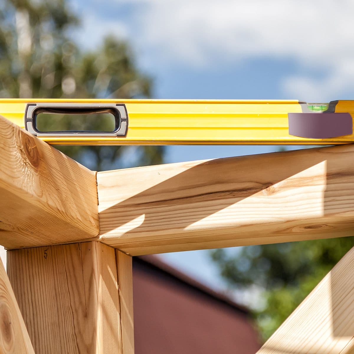 Präzise Zimmererarbeit an einem Holzrahmen